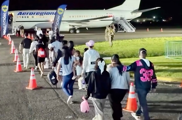Mandan pa´su casa a 134 venezolanos en retorno voluntario
Se trata del primer vuelo humanitario de retorno voluntario. El vuelo salio de Panamá Pacífico.