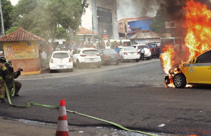 Se disparan los incendios de autos en Panamá: ya van 199 casos este año 
El informe, elaborado por el Centro de Control de Radio Nacional del cuerpo bomberil, revela que durante el 2025 se reportaron 185 vehículos incendiados.