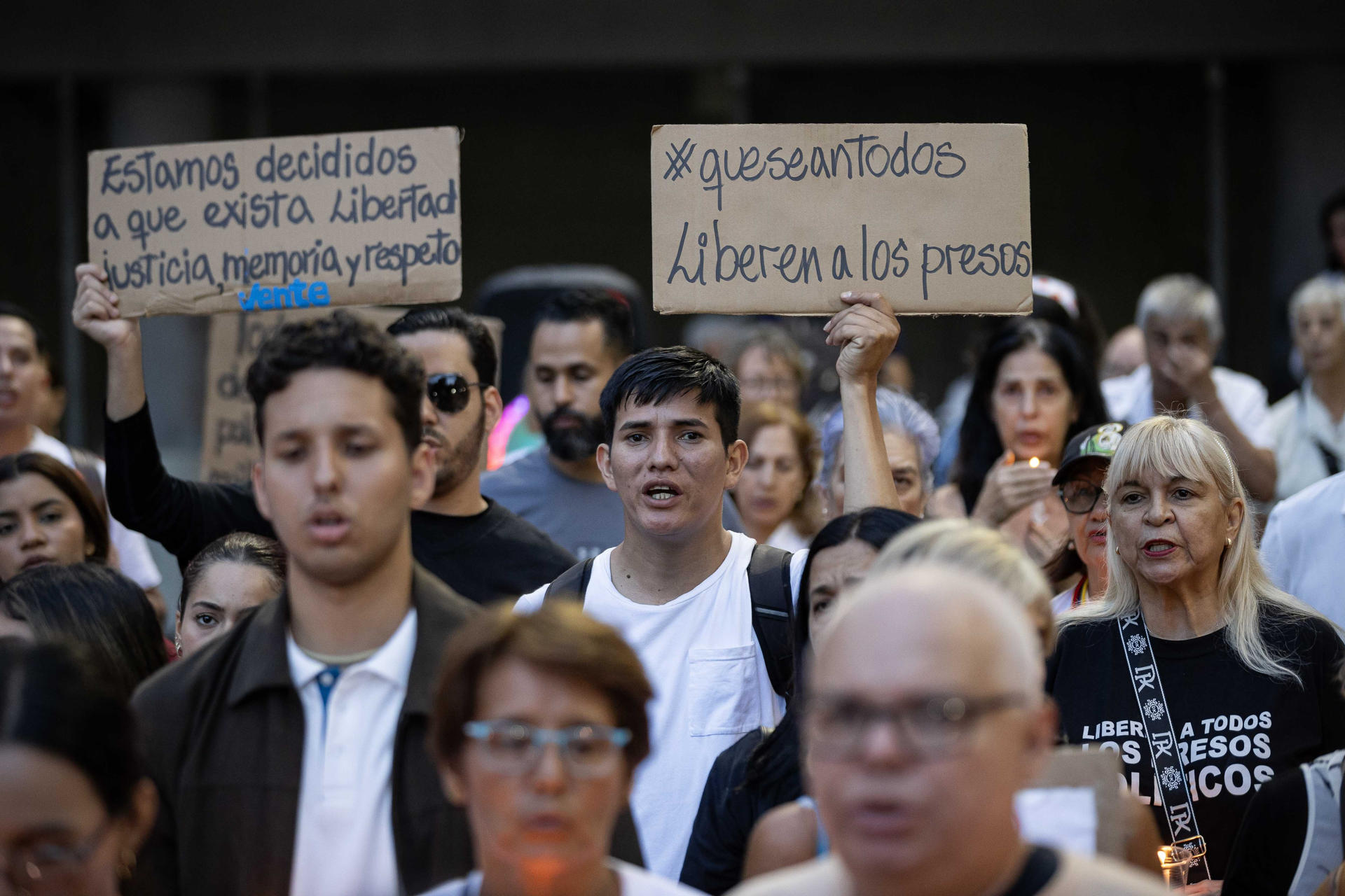 #MundoCri Ciudadanos realizaron una vigilia en Caracas para honrar a Carmen Teresa Navas, madre del fallecido preso político Víctor Hugo Quero Navas, y exigir justicia y libertad para los detenidos en Venezue