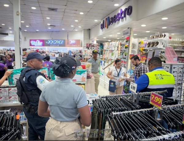 Operativos buscan sacar a menores del trabajo en calles y buses 
Durante las verificaciones se visitaron al menos siete locales comerciales, sin que se encontraran menores en condición de trabajo infantil dentro de estos establecimientos.