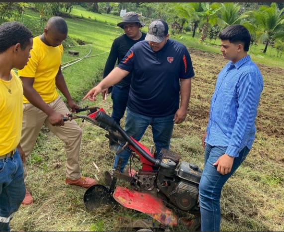 Estudiantes de Portobelo aprenden a sembrar plátano en campo abierto 
La jornada consistió en labores de arado, acondicionamiento, aireación y adecuación del suelo, todo para mejorar las condiciones de siembra.