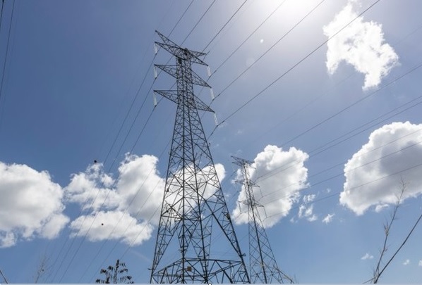 Lluvia y falla eléctrica dejan sin luz a media ciudad y Colón Fuertes lluvias y tormentas eléctricas obligaron a retrasar parte de las labores por el riesgo que representan para el personal que se mantiene en campo.