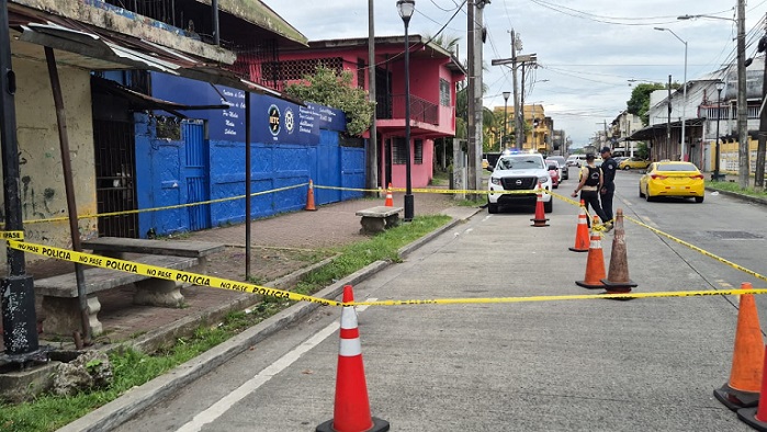 El estudiante estaba afuera del plantel educativo cuando fue atacado por un pistolero.  