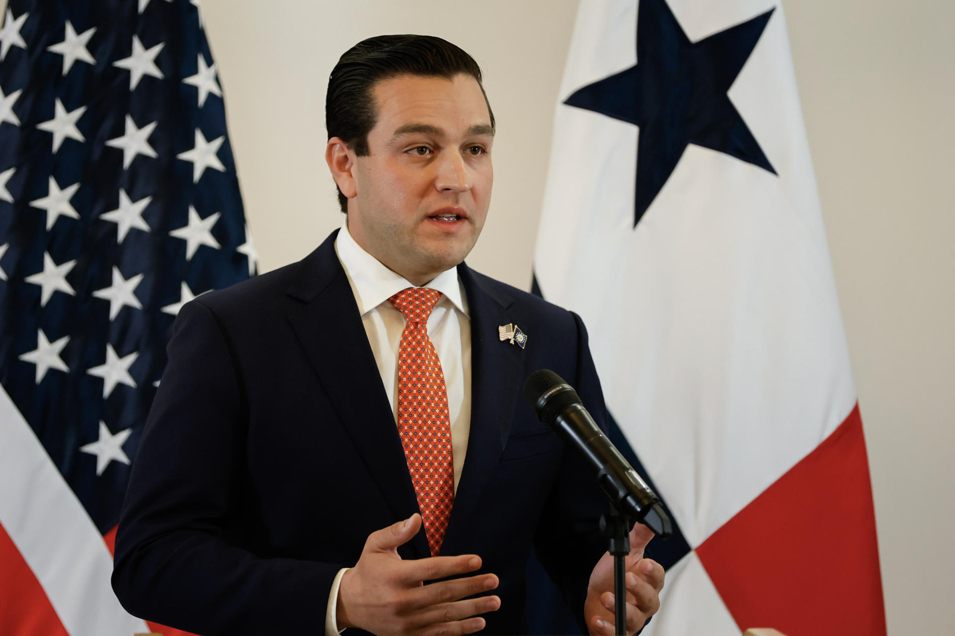 EE.UU. mete $3 millones para recoger basura que dejaron migrantes en Darién 
Entre 2021 y 2024, alrededor de 1,2 millones de personas atravesaron el llamado Tapón del Darién.