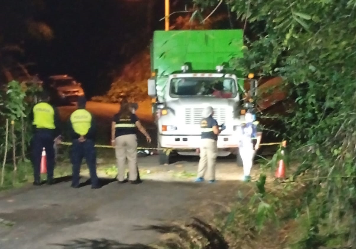 #SucesosCri Se presume que el conductor no vio al colonense, solo sintió cuando el camión le p4s0 por 3nc1m4 a algo y, al verificar, se dio cuenta de que se trataba de su compañero de labores.