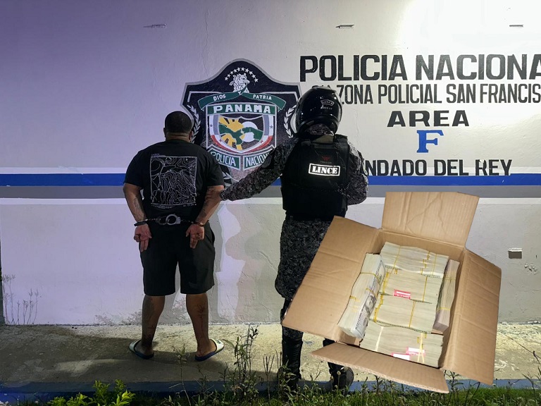 #SucesosCri El hombre, al ser detenido por los uniformados, se tornó nervioso, por lo que estos decidieron verificar el interior del vehículo.