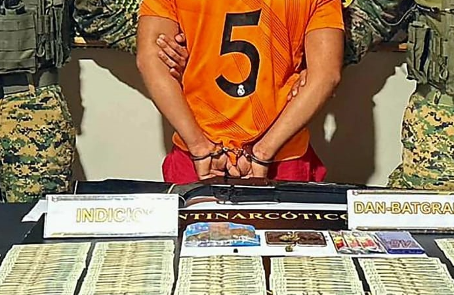 #SucesosCri Se le incautó un teléfono celular, un rifle de pellet y más de 3 mil dólares en efectivo, dinero que se presume podría estar vinculado a actividades ilícitas.