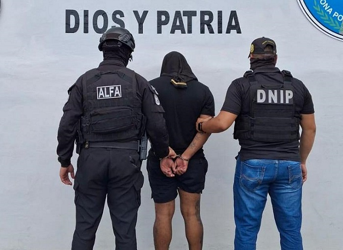 #SucesosCri Durante la diligencia de allanamiento y registro efectuada en la residencia en donde fue ubicado el s0spech0s0, las autoridades también d3c0mis4r0n una pistola con su proveedor.