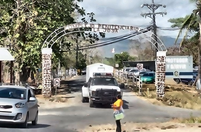 #SucesosCri Tras reportarse la novedad, la Policía Nacional destacó a la zona un contingente de unidades y hasta un helicóptero, lo que permitió la recaptura de varios de los privados de libertad.