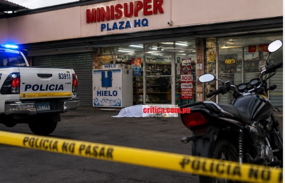 ¡Lo cazaron frente al minisúper! Sicarios en moto lo acribillan en Tocumen 
De acuerdo con información preliminar, la víctima fue sorprendida por varios sujetos que se movilizaban en una motocicleta.