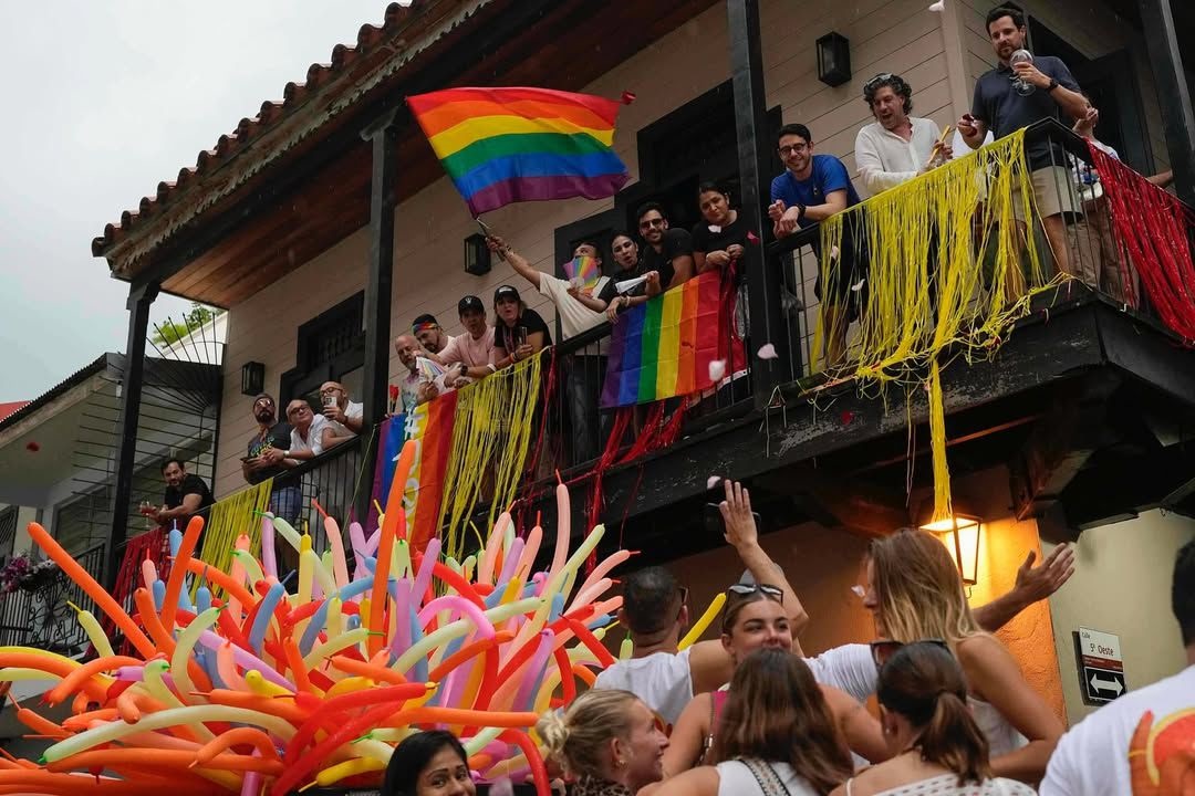Marcha del Orgullo Gay se vestirá de rojo para apoyar a la Sele | Critica
