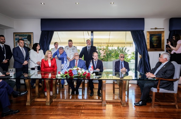 Buques panamax abrirán plazas para marinos panameños.
El acuerdo permitirá reclutar personal calificado para trabajar a bordo de estas embarcaciones y desarrollar programas de formación para cadetes y oficiales.