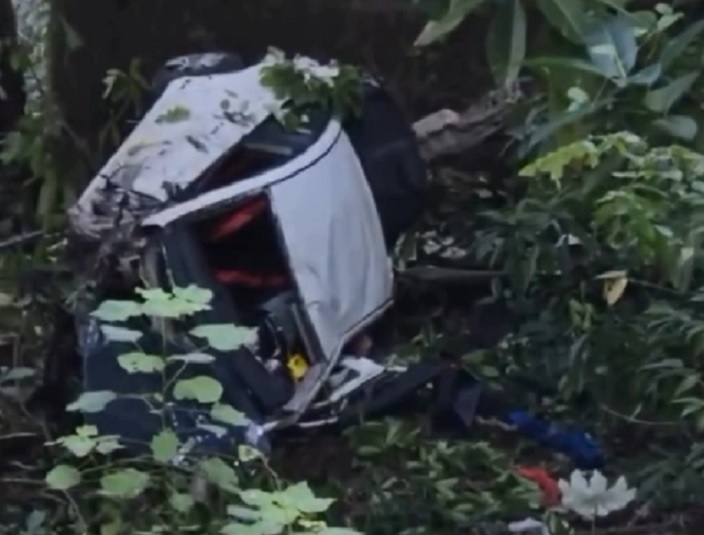 #SucesosCri Se informó que una persona que realizaba ejercicios en horas de la madrugada visualizó el carro de medio lado en el río y dio aviso a las autoridades.