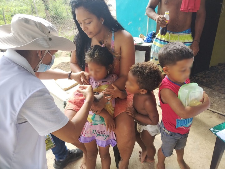#NacionalCri El sarampión puede manifestarse con fiebre alta, tos, secreción nasal, conjuntivitis y erupciones en la piel, por lo que recomienda buscar atención médica oportuna ante la aparición de estos síntomas.