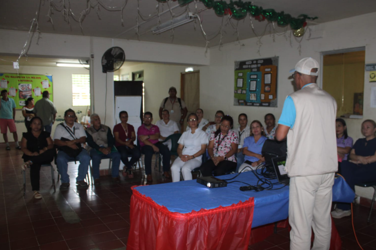 #NacionalCri Un equipo multidisciplinario inspeccionó planteles educativos, capacitó al personal de salud y coordinó estrategias con autoridades locales tras la confirmación de dos casos en el distrito.