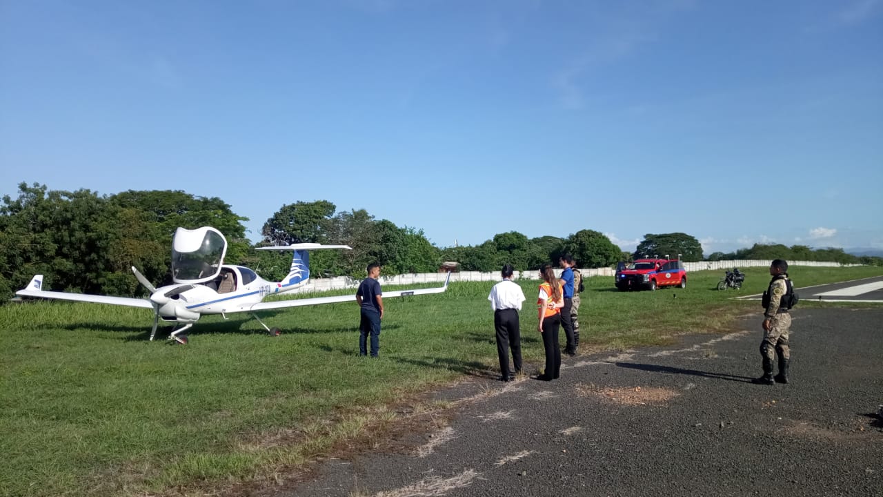  la avioneta sufrió un percance al tocar tierra y terminó fuera de la pista.