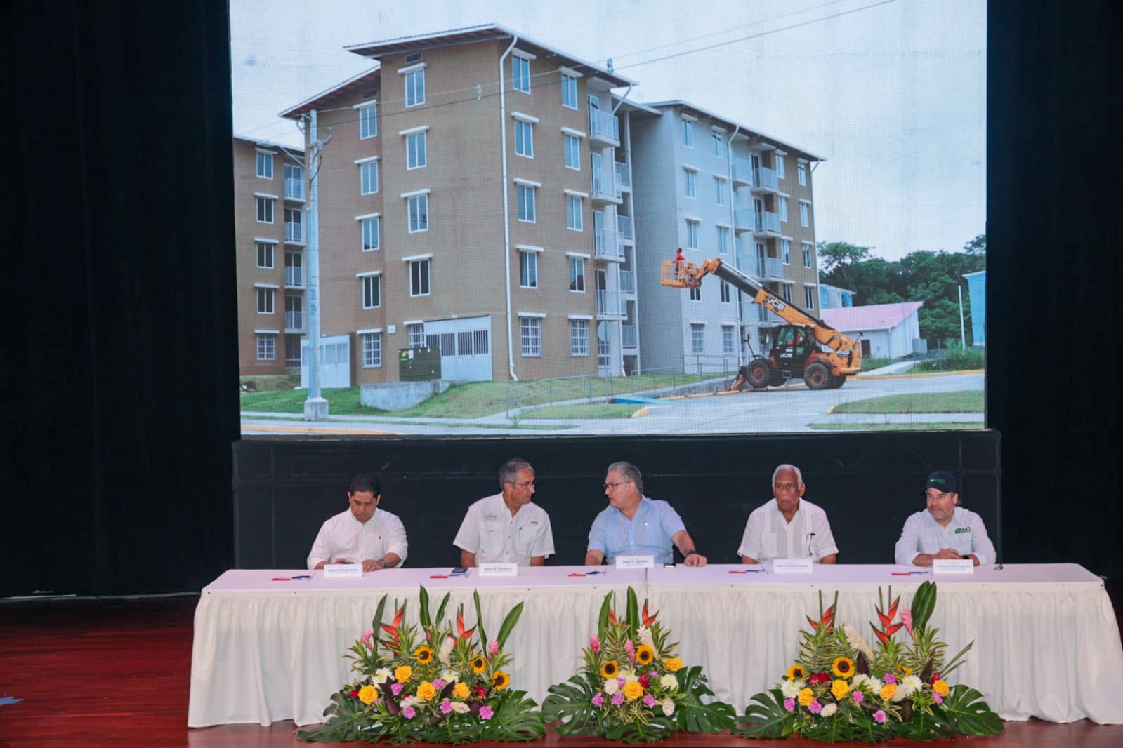 Las nuevas soluciones habitacionales están distribuidas en 20 torres de edificios de cuatro niveles, con apartamentos de dos y tres recámaras.