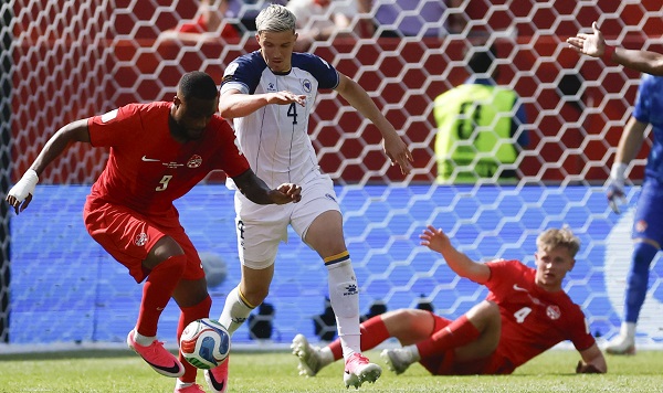 Cyle Larin (i), autor del gol del empate de Canadá ante Bosnia y Herzegovina. Foto: EFE