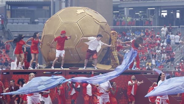 Artistas se presentan en la inauguración del Mundial de la FIFA 2026 este viernes en el estadio BMO Field de Toronto (Canadá). Foto: EFE