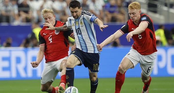 Lionel Messi (c) conduce el balón durante el encuentro entre Argentina y Austria. Foto: EFE