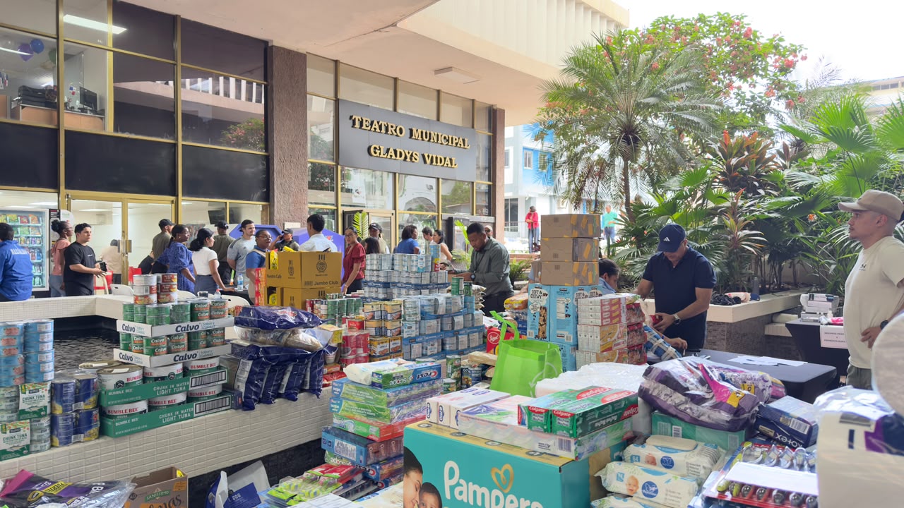 Entre los artículos que se están recibiendo figuran alimentos no perecederos, como comidas enlatadas, arroz, pasta, avena, leche en polvo y barras de cereal.
