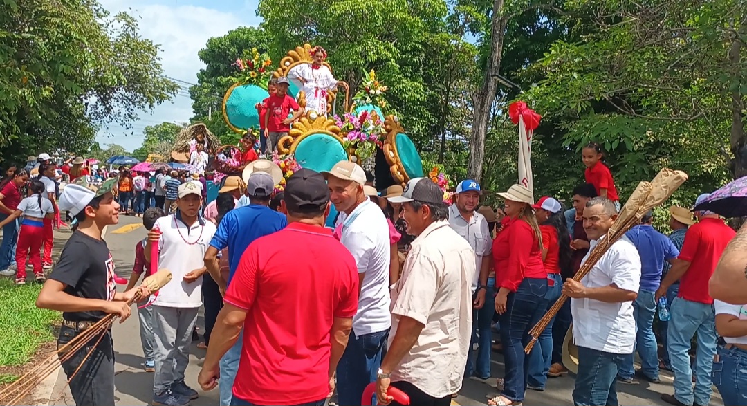 Las festividades reunieron a autoridades locales, delegaciones estudiantiles, agrupaciones folclóricas y residentes, quienes participaron activamente en las celebraciones 