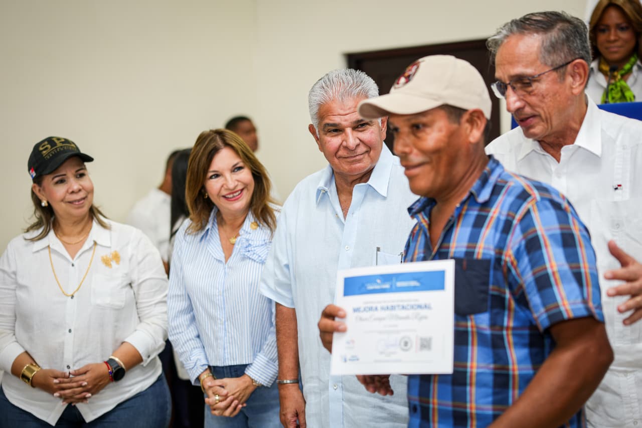 El acto se realizó en el Museo del Ferrocarril Bugabeño, en La Concepción de Bugaba, donde junto a la primera dama, Maricel Cohen de Mulino, y el ministro de Vivienda, Jaime Jované