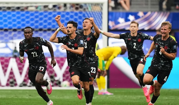 Stephen Eustáquio (7) celebra con sus compañeros el gol anotado en el triunfo de Canadá 1-0 sobre Sudáfrica.