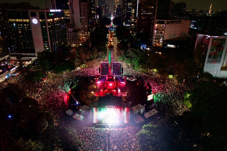 Aficionados de México celebraron el triunfo ante Ecuador en el Ángel de la Independencia. Foto. EFE