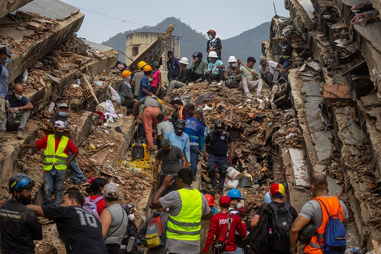 Un total de 80,870 familias han sido atendidas, mientras que en la zona de desastre hay 3,660 rescatistas extranjeros, 148 perros, 49 vehículos de apoyo y 26.121 efectivos venezolanos, según el Gobierno. Foto. EFE