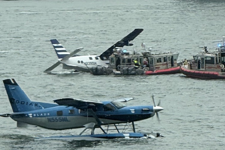 "El piloto de un hidroavión Kodiak 100 hizo un aterrizaje forzoso hoy en el East River, cerca de Brooklyn, Nueva York, sobre el mediodía hora local, haciendo que se partiera el puntal de un ala", indicó la Administración Federal de Aviación". Foto. @fl360aero