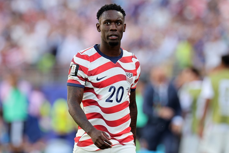 El jugador de la selección de Estados Unidos, Folarin Balogun, fue sancionado con una tarjeta roja por una entrada peligrosa durante el juego contra el equipo de Bosnia Herzegovina. Foto. EFE