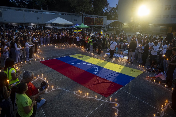 Un grupo de personas participa en una vigilia en honor las victimas de los terremotos este domingo, en Caracas (Venezuela). Foto. EFE