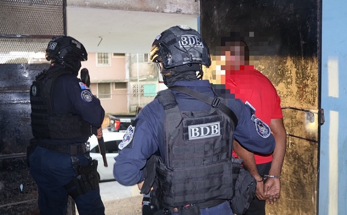 La banda operaba mediante la contaminación de contenedores en un puerto de la ciudad.  /  Foto:  PN