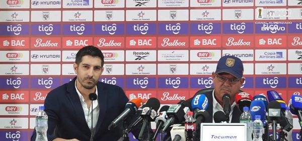 Jaime Penedo (izq.) y Manuel Arias, director deportivo y presidente de la Federación Panameña de Fútbol (FPF).