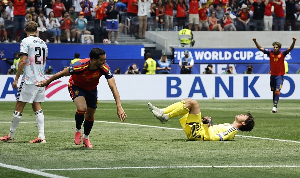 Mikel Merino después de anotar el gol de la victoria de España sobre Bélgica 2-1. Foto: EFE