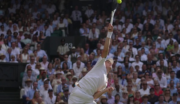 Jannik Sinner en acción durante la semifinal del Abierto de Wimbledon. 