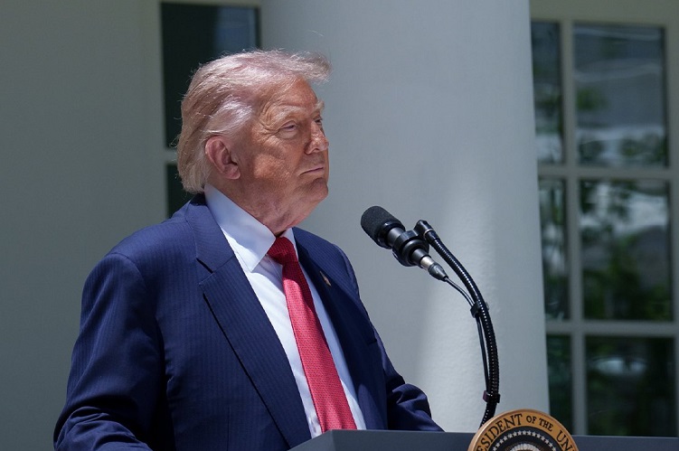 En su mensaje de este martes, Donald Trump dijo que "el estrecho de Ormuz está abierto a todo el tráfico marítimo, excepto el de Irán", a cuyo liderazgo acusó de ser "mentiroso, violento y malicioso". Foto. EFE