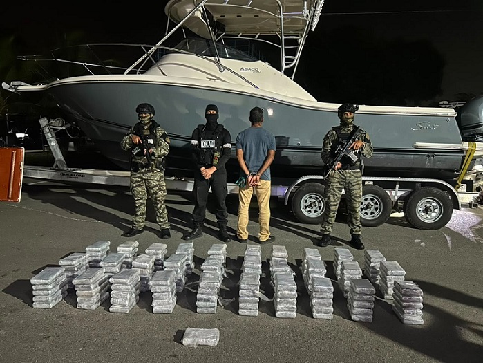 El detenido fue puesto a órdenes de la Fiscalía junto con los indicios.  / Foto: PN