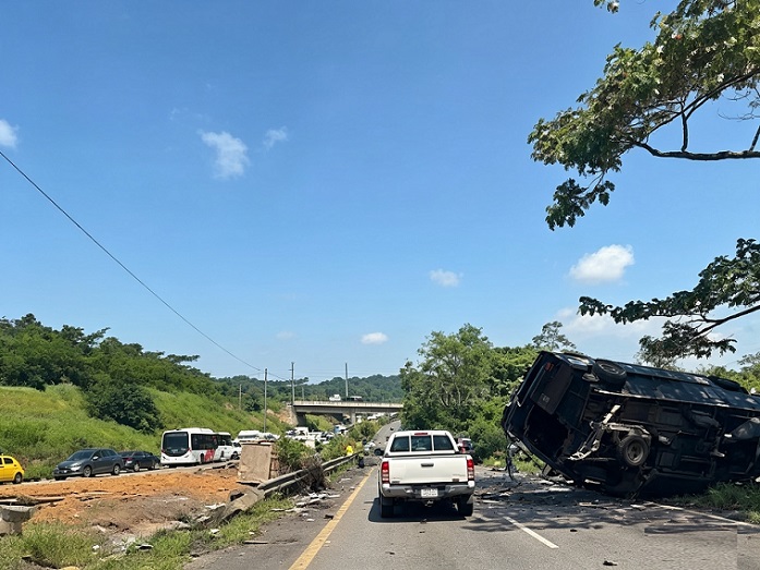 El accidente ha causado un enorme tranque vehicular en la vía Centenario.  /  Imagen generada con IA
