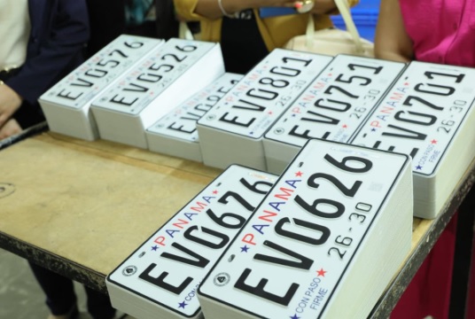 La demora en la fabricación de las nuevas placas obligó a los municipios a emitir permisos temporales mientras miles de conductores siguen esperando las láminas correspondientes al período 2026-2030.