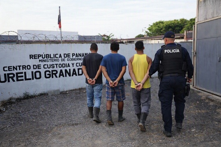 Los menores ahora están tras las rejas en el Centro de Custodia y Cumplimiento de Menores de David.  /  Imagen ilustrativa generada con IA