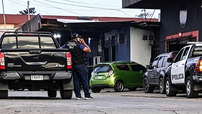 El agresor ingresó y disparó a los presentes y luego escapó.  /  Imagen generada con IA