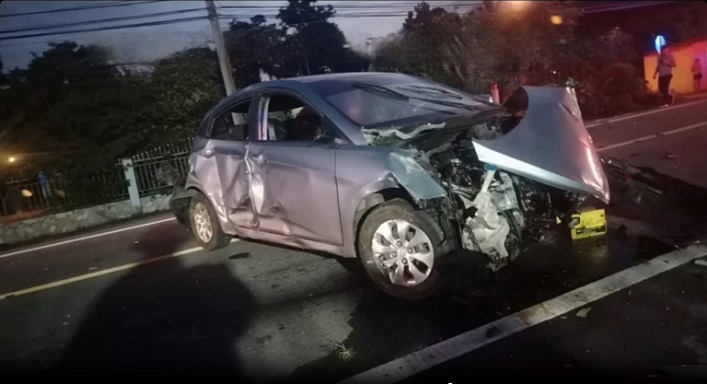 El conductor involucrado también resultó con lesiones, luego de que chocó el sedán.  /  Imagen Redes Sociales 
