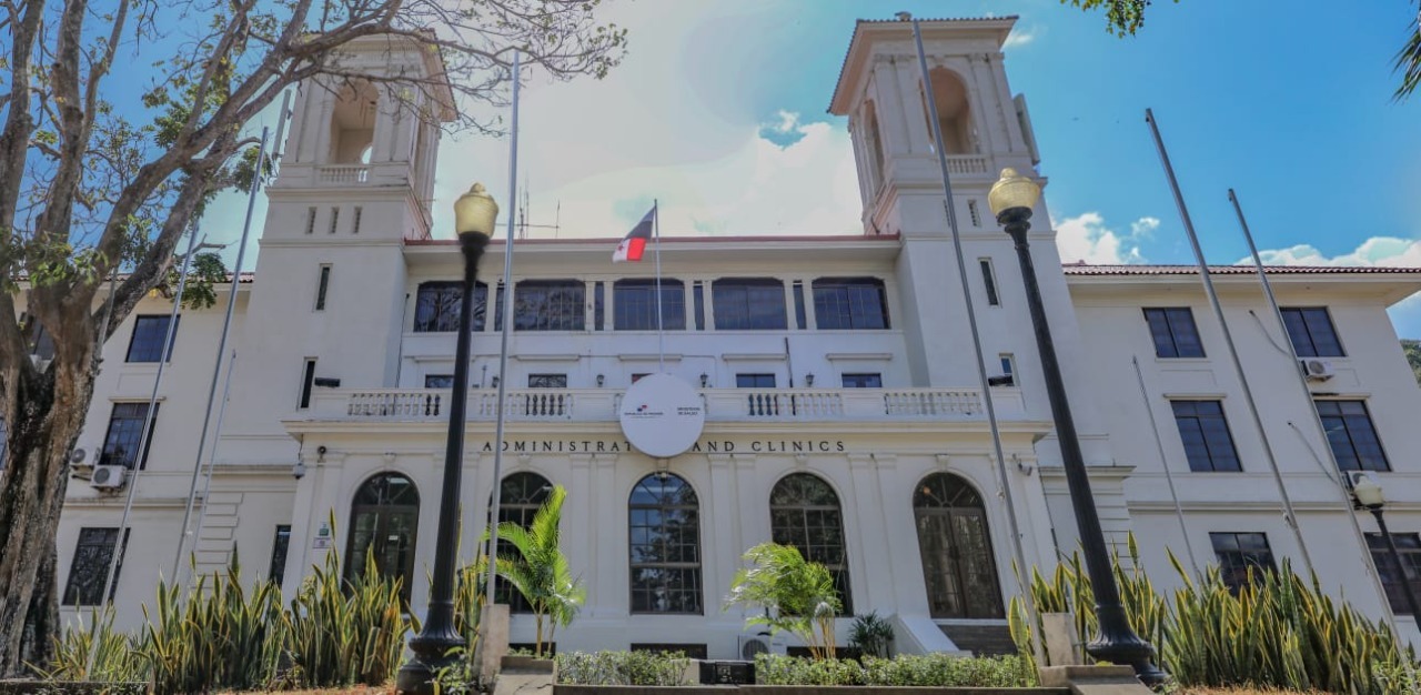 Las instalaciones fueron evacuadas por seguridad, pero la atención se reactivó rápidamente. 