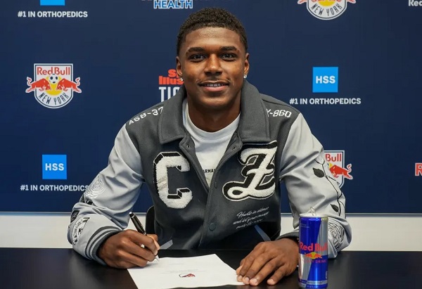 Mijahir Jiménez durante el acto de la firma del contrato con el New York Red Bulls.