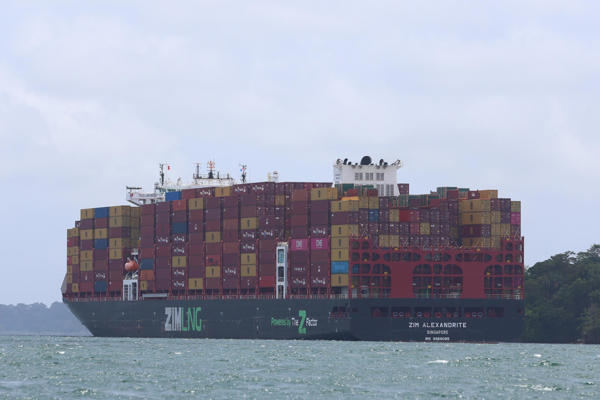Un buque portacontenedores en su tránsito por el Canal de Panamá. Foto: EFE