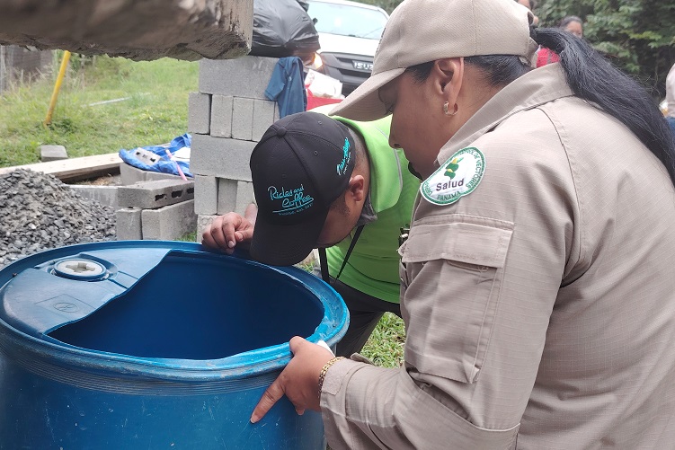 La inspección se concentró en recipientes con agua dentro de los hogares en el sector F de la comunidad de Nueva Italia, en el corregimiento de Nueva Providencia.