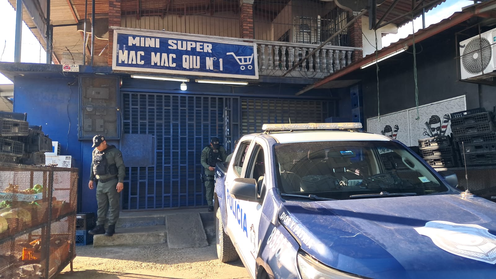 Luego del robo, los comerciantes alertaron a la Policía Nacional, cuyos agentes acudieron al lugar para entrevistarlos y recabar información sobre lo ocurrido.