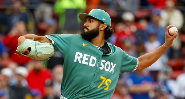 El zurdo Raymond Burgos de los Medias Rojas lanza contra los Cachorros de Chicago. Foto: EFE